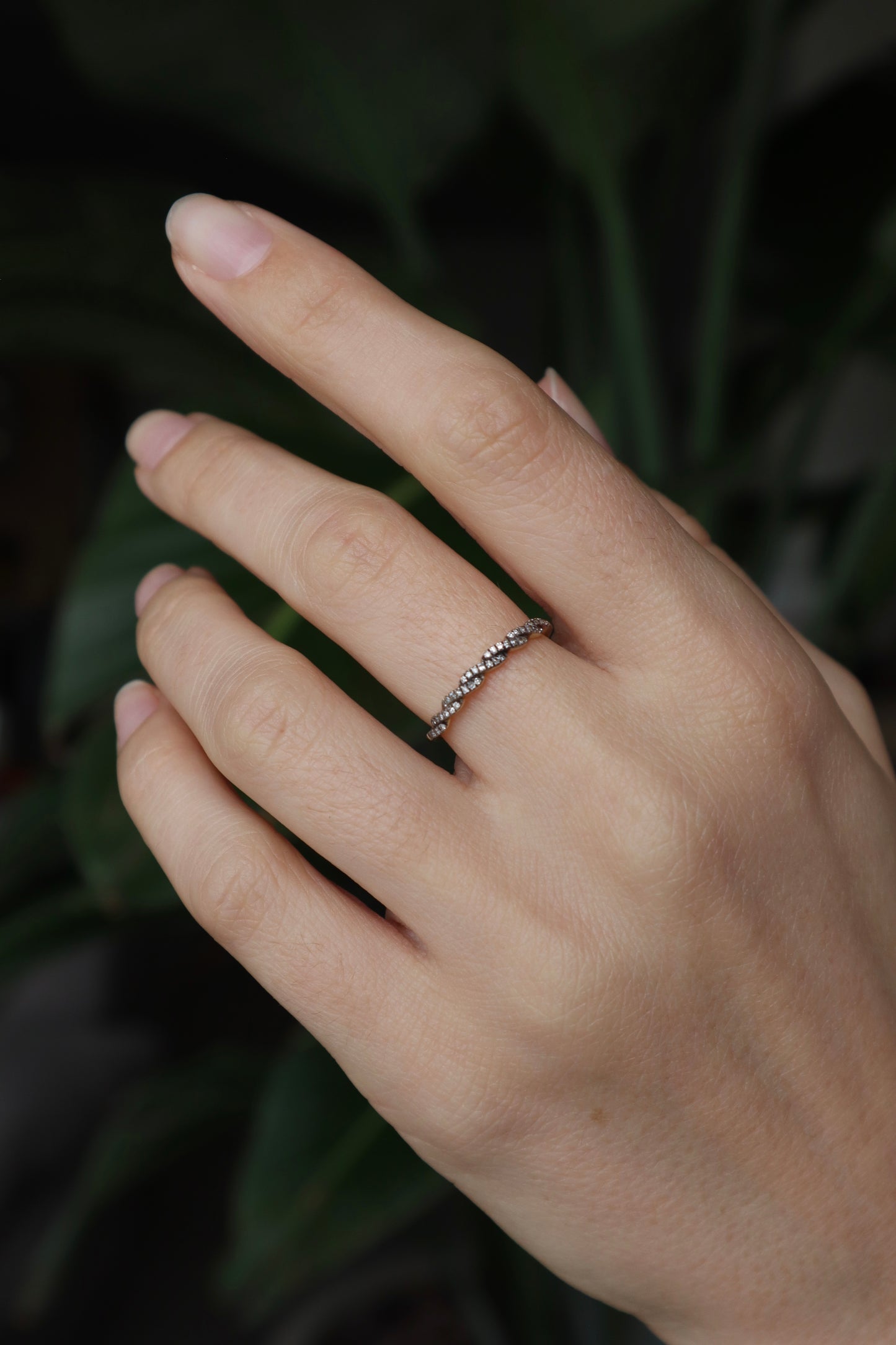 The Twisting Band Ring