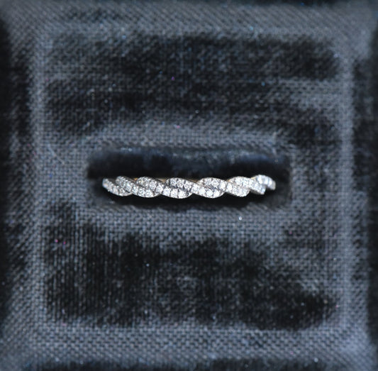 The Twisting Band Ring