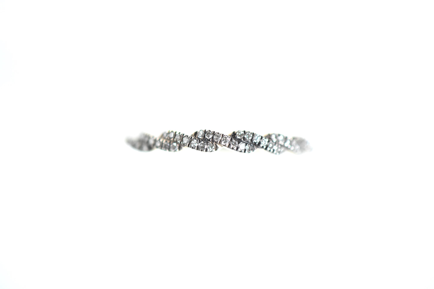 The Twisting Band Ring