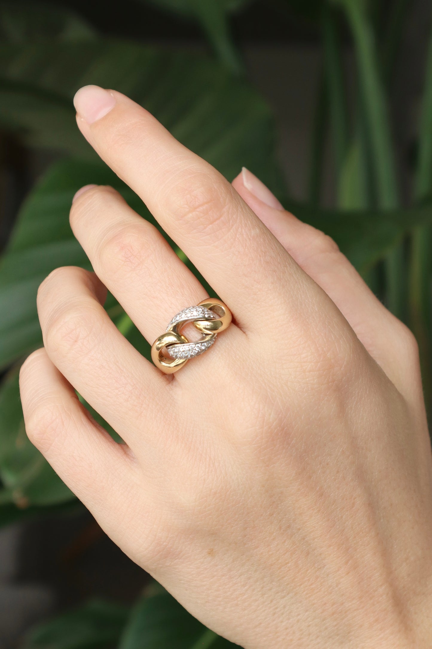 The Diamond Link Ring